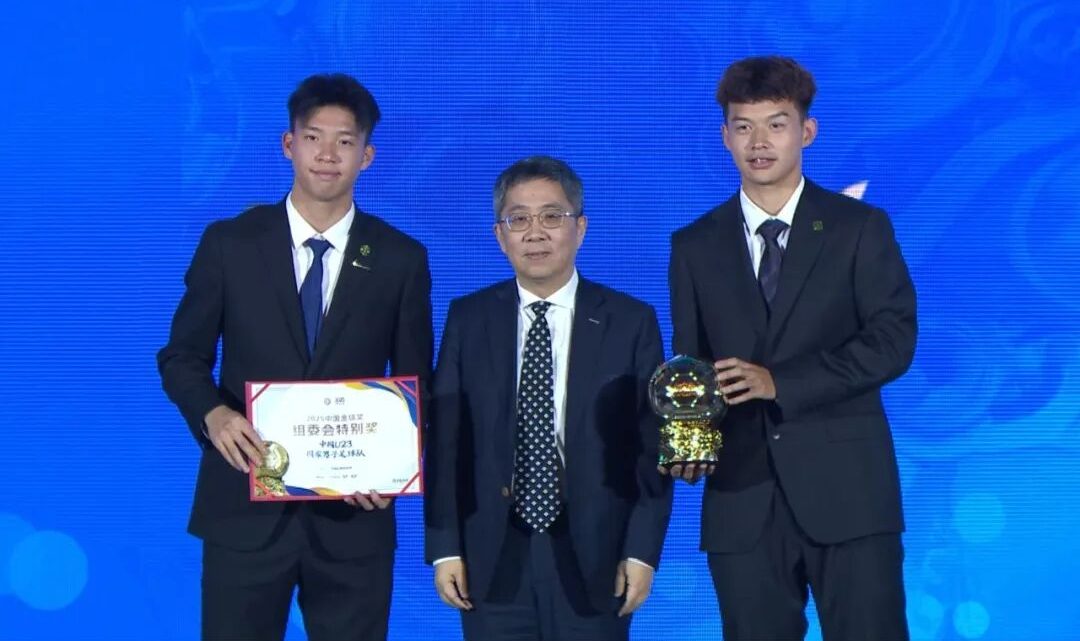 双星闪耀！王钰栋获金童奖，与刘浩帆代表U23国足领取特别奖缩略图