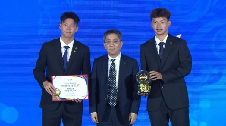 双星闪耀！王钰栋获金童奖，与刘浩帆代表U23国足领取特别奖缩略图